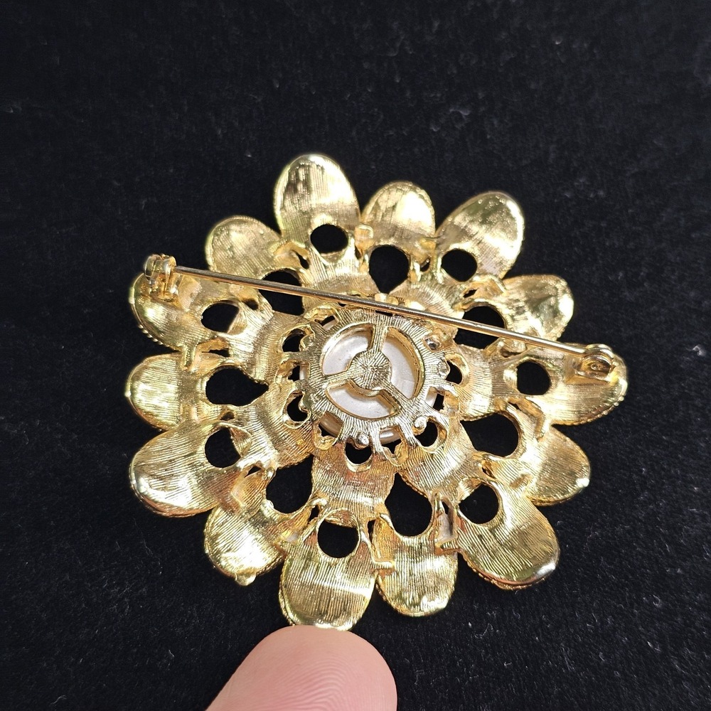 Vintage Floral Wreath Brooch Pin Gold Tone Textured Pinback Faux Pearl - Picture 4 of 4